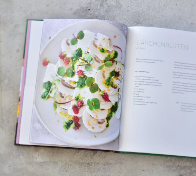 Lärchenblüten auf Champignon Carpaccio